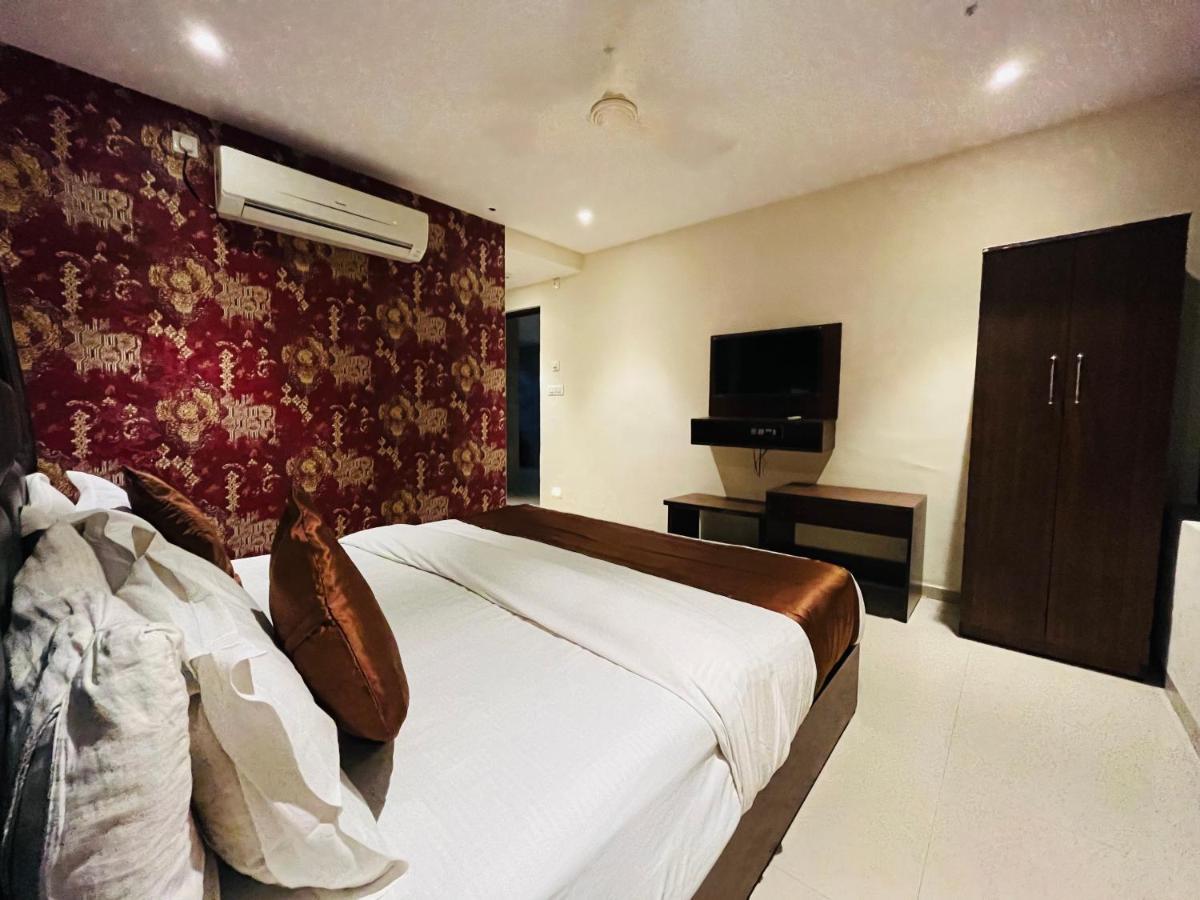 Hotel Nova Vesu Surat Eksteriør billede