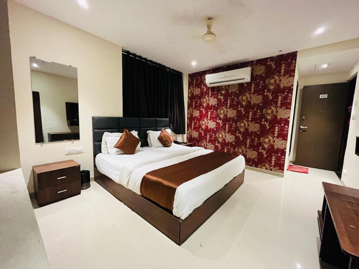 Hotel Nova Vesu Surat Eksteriør billede