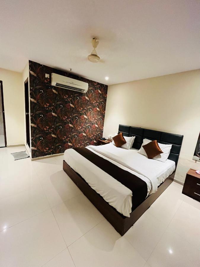 Hotel Nova Vesu Surat Eksteriør billede