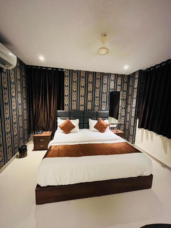 Hotel Nova Vesu Surat Eksteriør billede